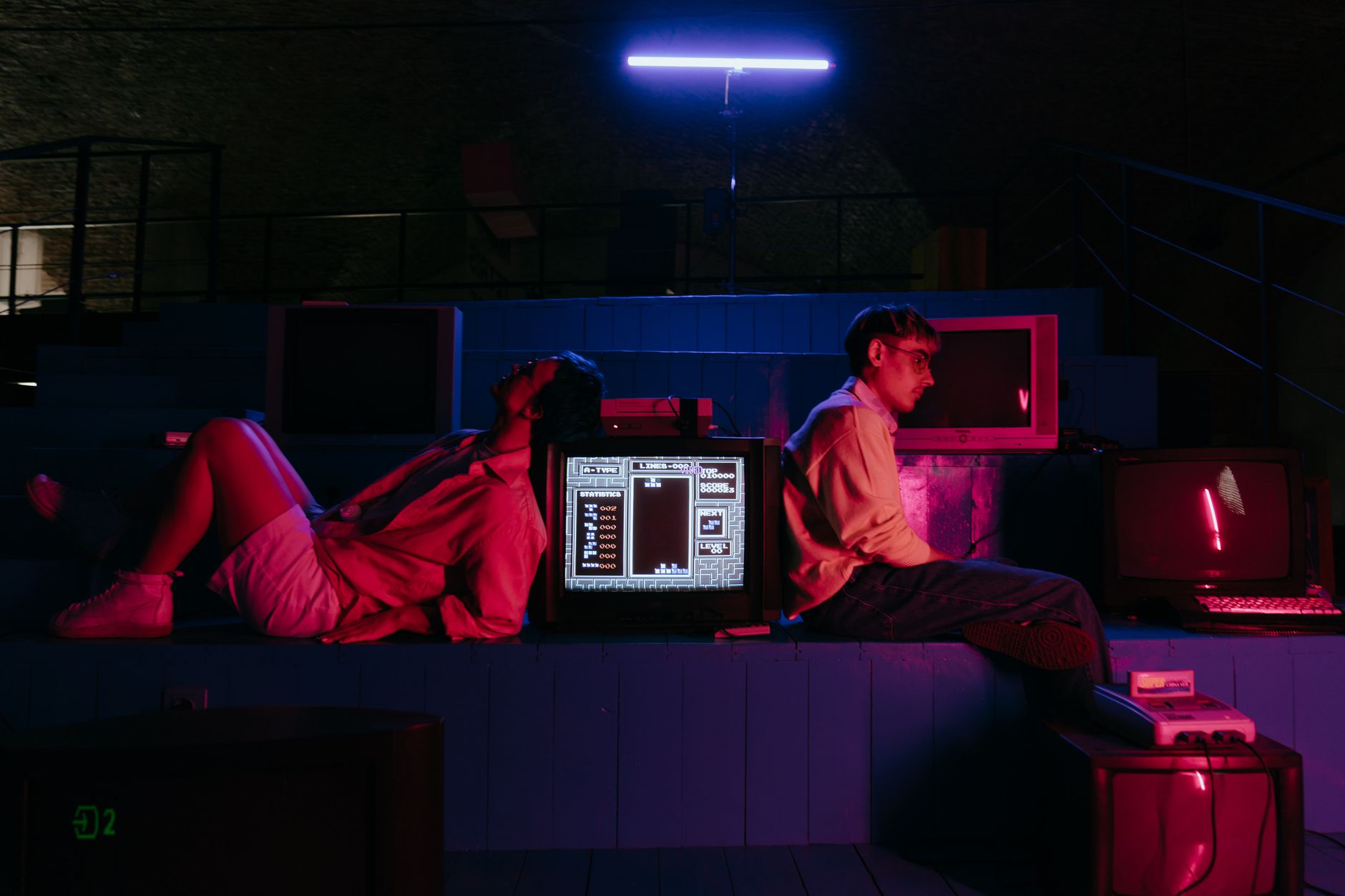 Setup gaming neon com tela de jogo CRT retrô
